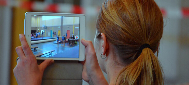 Skolens iPad går i stykker, mens en elev låner den. Hvem skal nu betale? - Findforsikring.dk